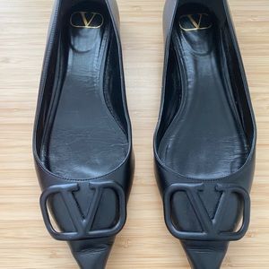 Black leather flat shoes